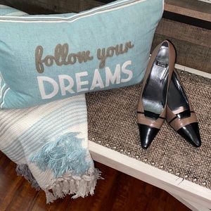 Stuart Weitzman made in Spain tan and black heels great used condition size 6.5